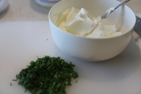 “Sour Cream” & Chive Dip (Spoiler Alert: It’s Greek Yogurt) – I'm Bored ...